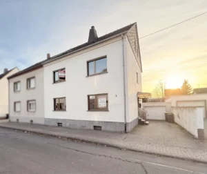 R E S E R V I E R T – Zweifamilienhaus mit Gestaltungspotential in Kruft